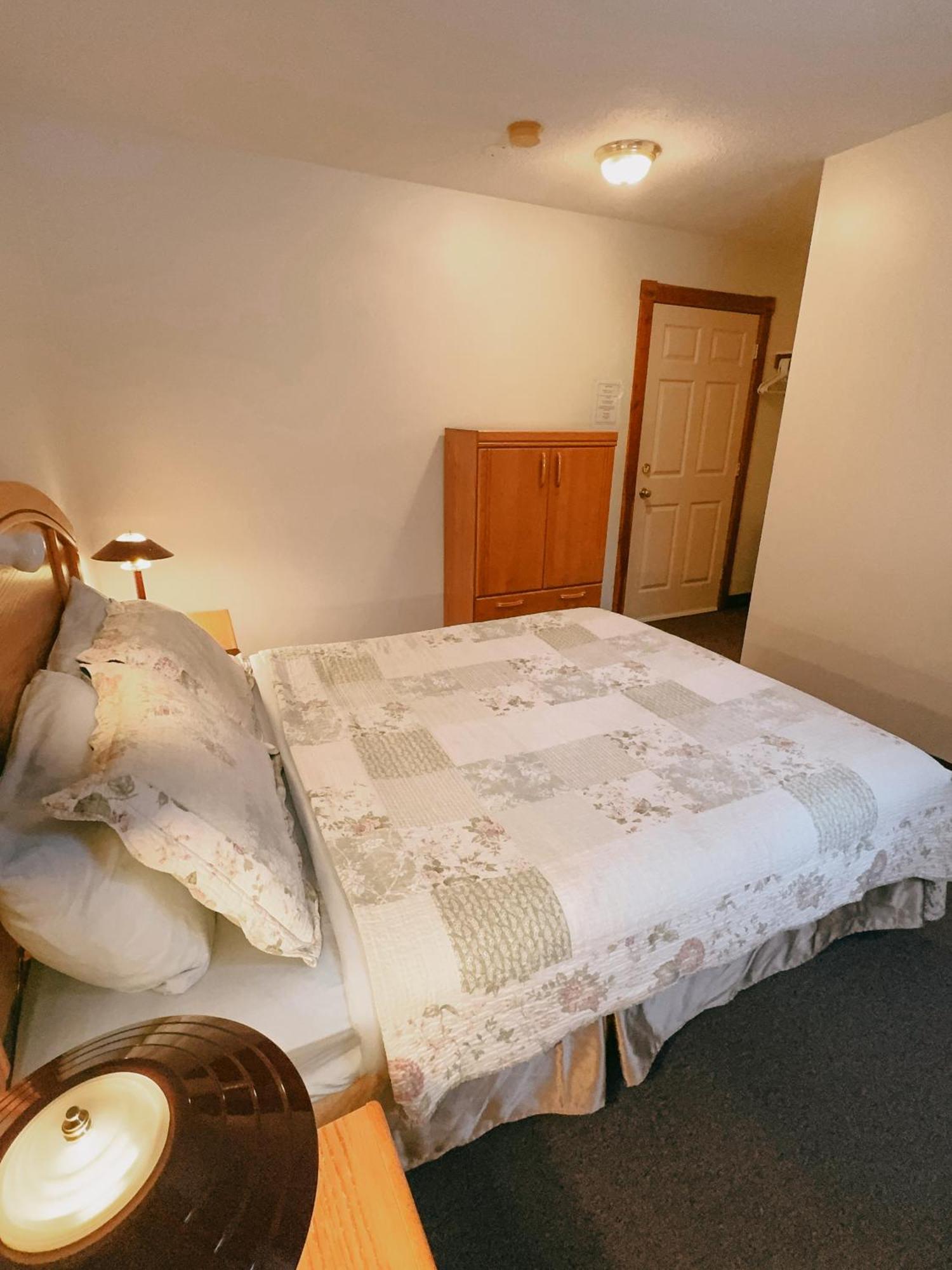 Alpine Meadows Lodge غولدن المظهر الخارجي الصورة